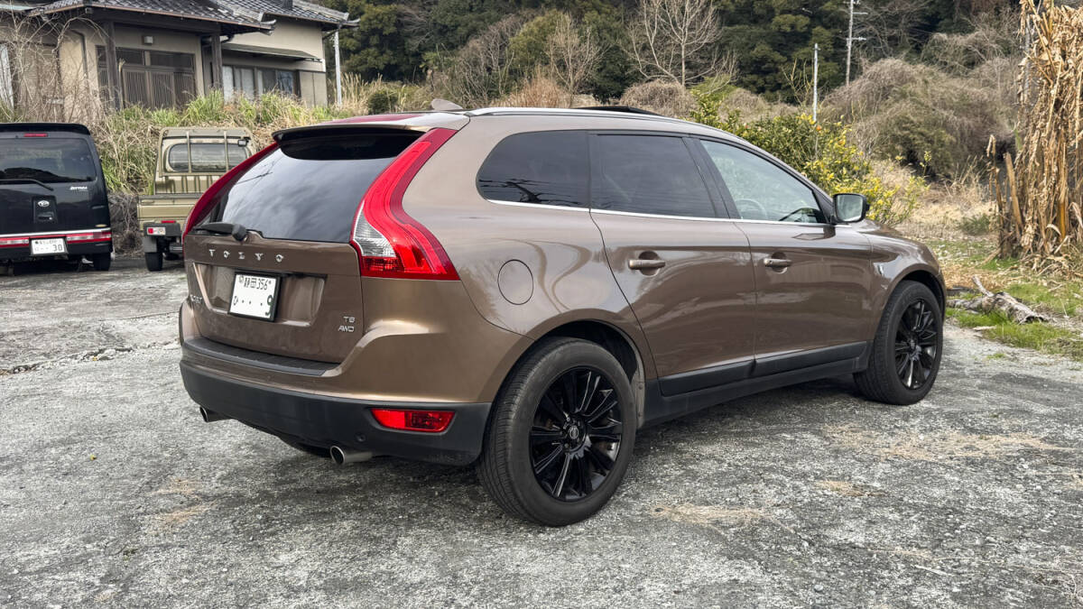 ボルボ XC60 T6 4WD 直列6気筒ターボ パノラマサンルーフ 禁煙車 19インチ黒ホイール 予備でボルボ純正ホイール&車中泊シェード付拍卖
