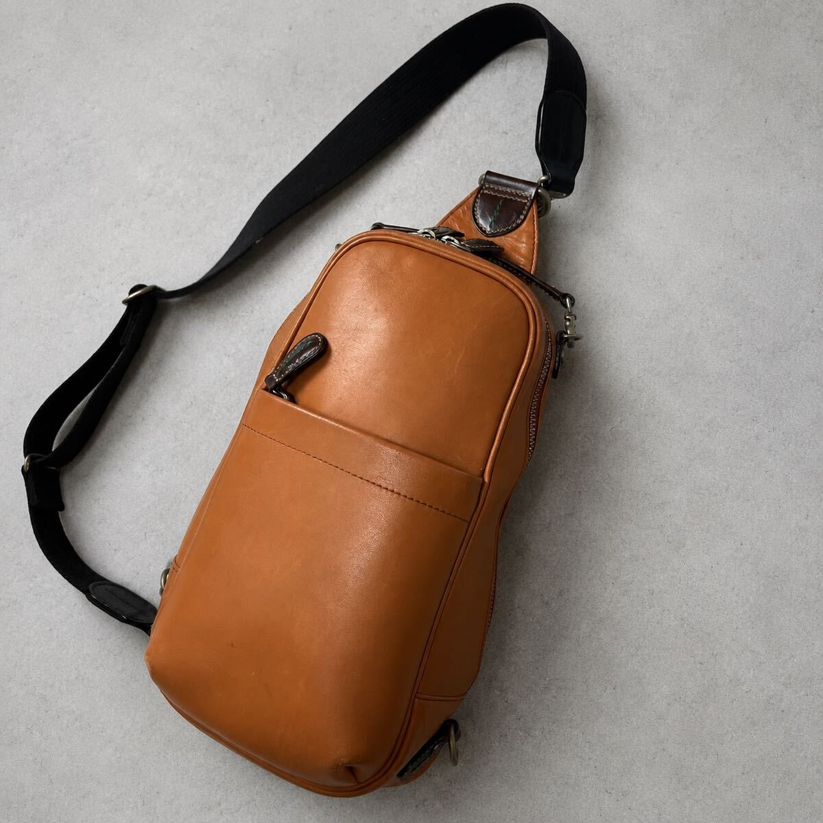 【美品】SOMES SADDLE ソメスサドル ボディバッグ ショルダー スリングバッグ 本革 レザー キャメル色 最高級拍卖