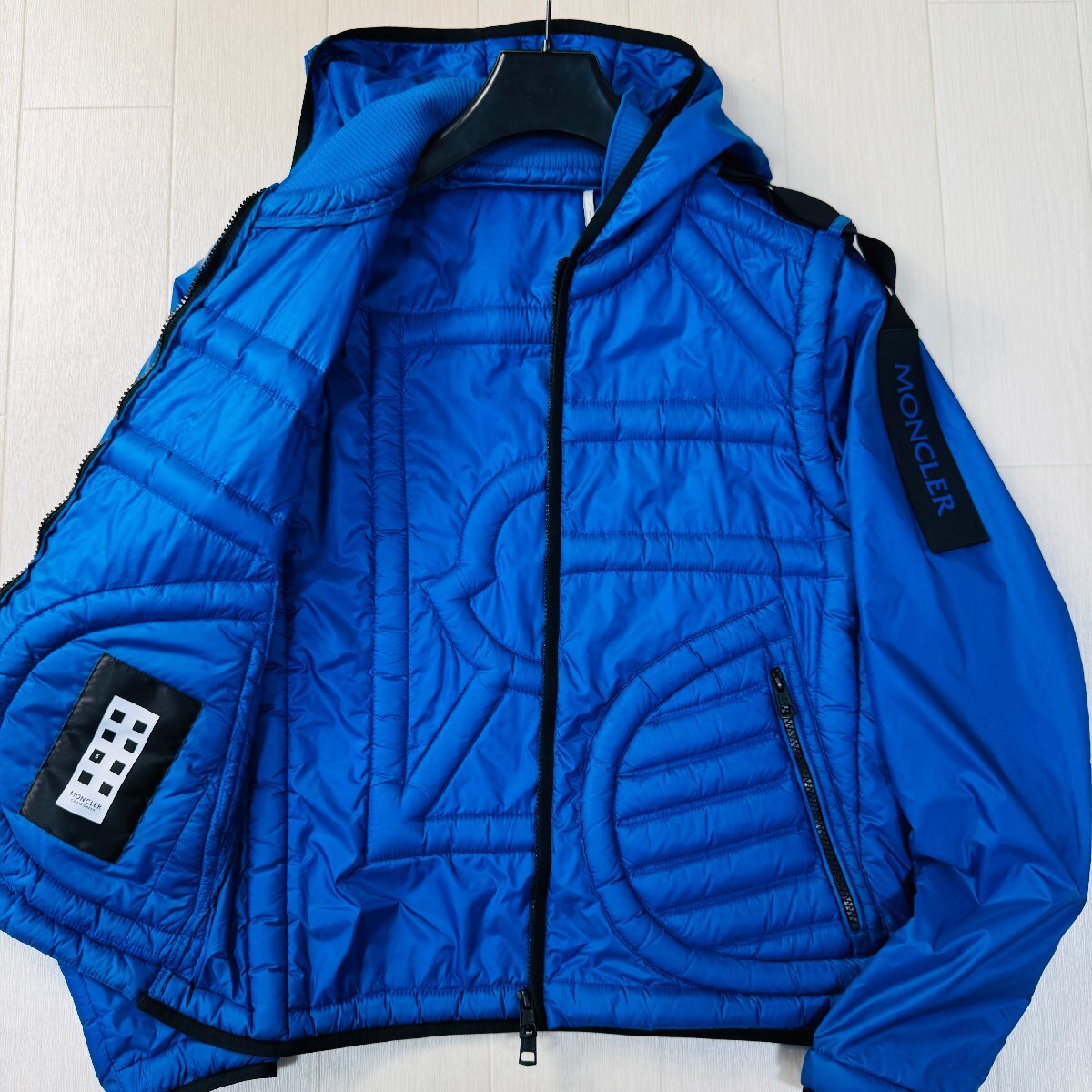 未使用並/2 M-L相当★モンクレール MONCLER ロゴキルティング ライトダウン フーデットジャケット パーカー 肩ロゴプレート メンズ 青拍卖