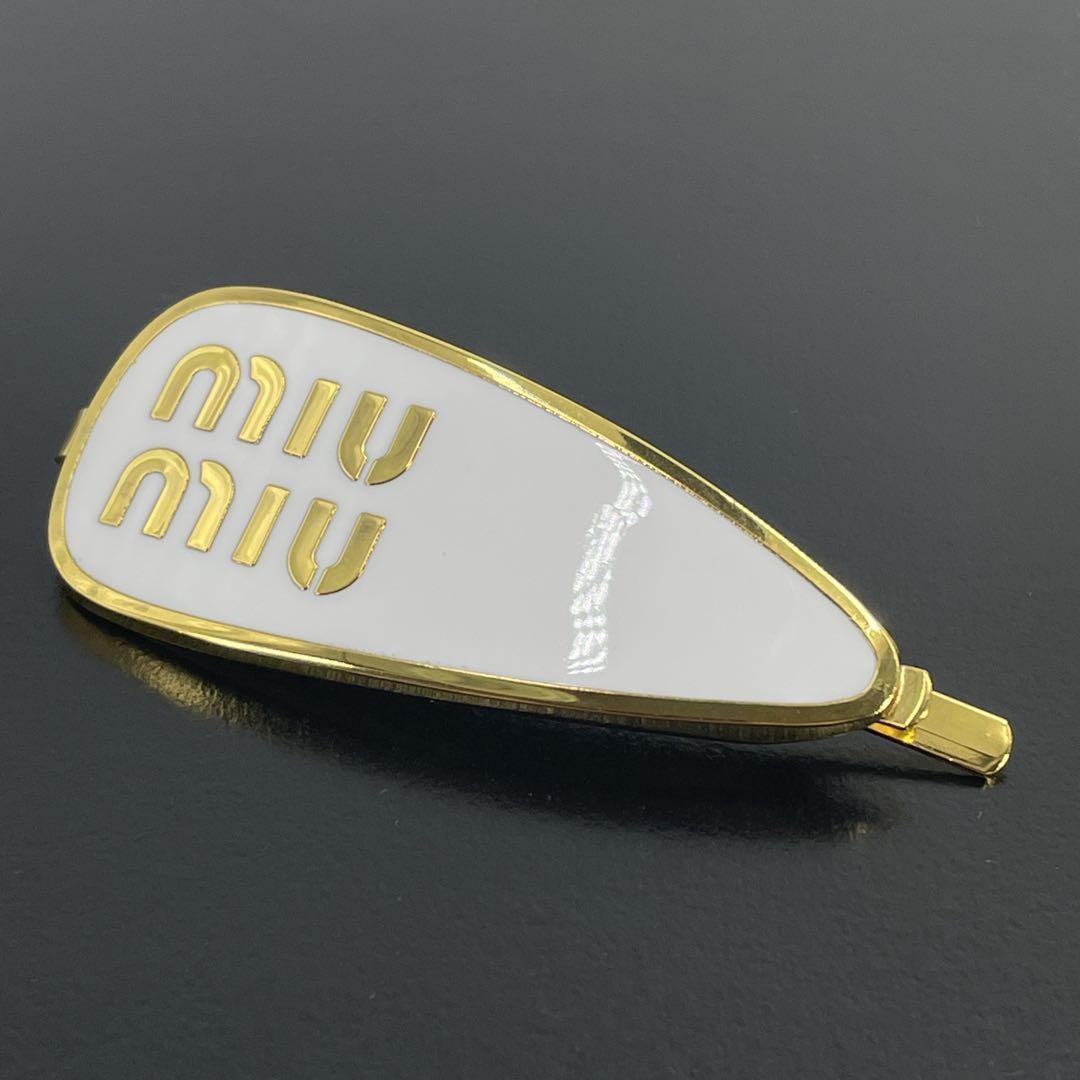現行モデル 美品 MIUMIU ロゴ ヘアピン バレッタ GP ホワイト ミュウミュウ ヘアクリップ アクセサリー ゴールド拍卖
