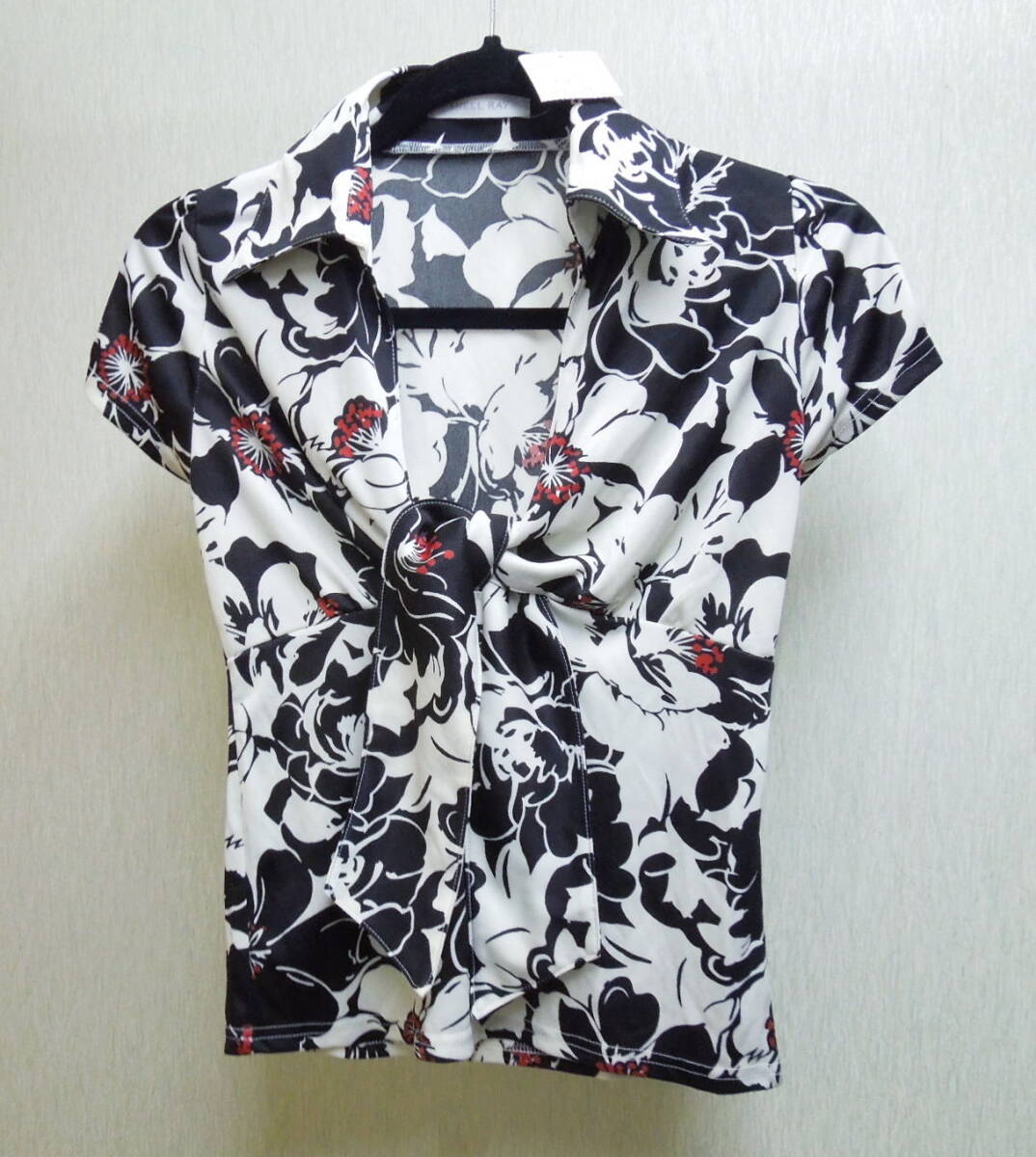 新品タグ付き シェルレイ SHELLRAY Tシャツ 花柄 ブラック ホワイト リボン 未使用 レディース ストレッチ 大ぶり 花 フラワー 約M~L拍卖