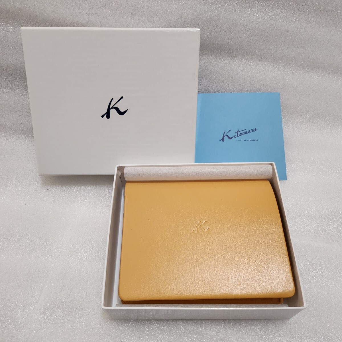【新品未使用】Kitamura キタムラ 二つ折り財布 キャメル×ベージュ 化粧箱付き 黄色 イエロー Kロゴ拍卖