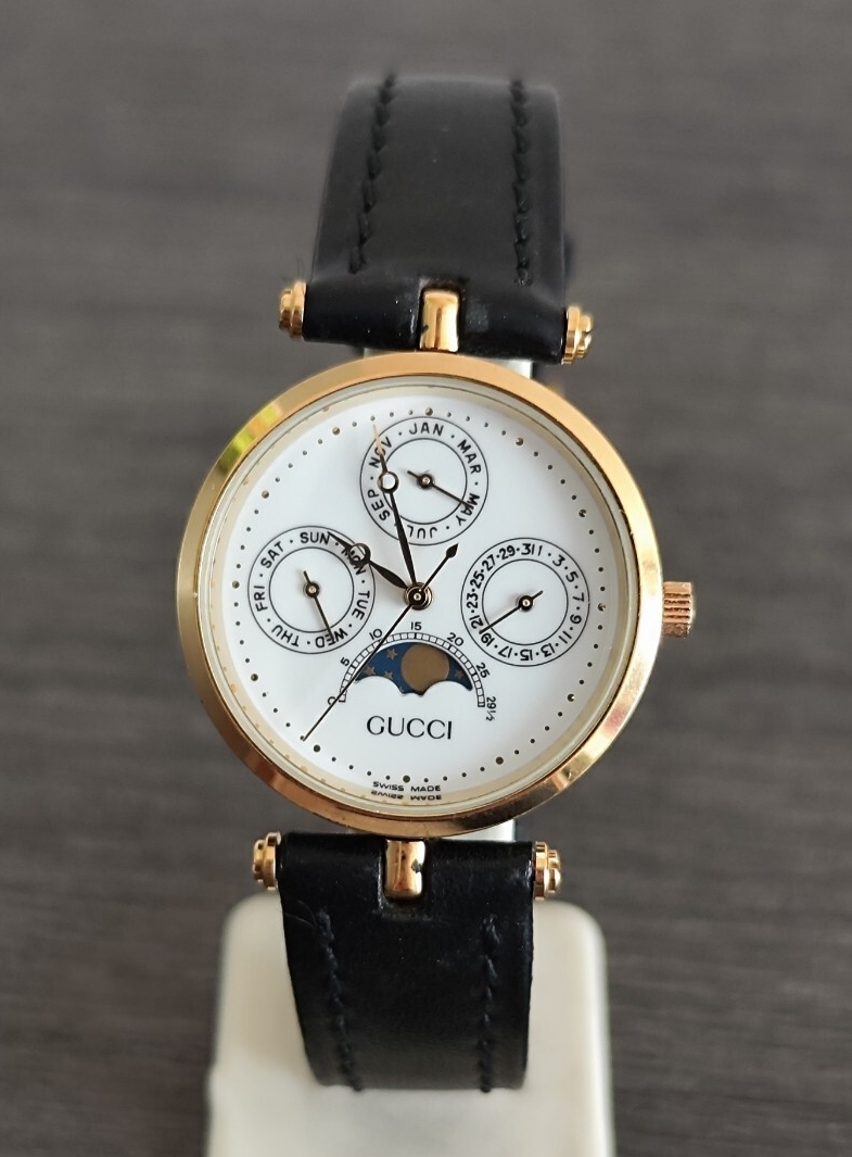 稼働品 GUCCI メンズ腕時計 白色文字盤 ムーンフェイズ オリジナル革ベルト尾錠 トリプルカレンダー 拍卖