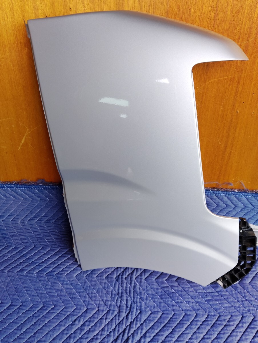 スズキ DA17V エブリィバン等 右フロントフェンダー シルバーZ2S拍卖