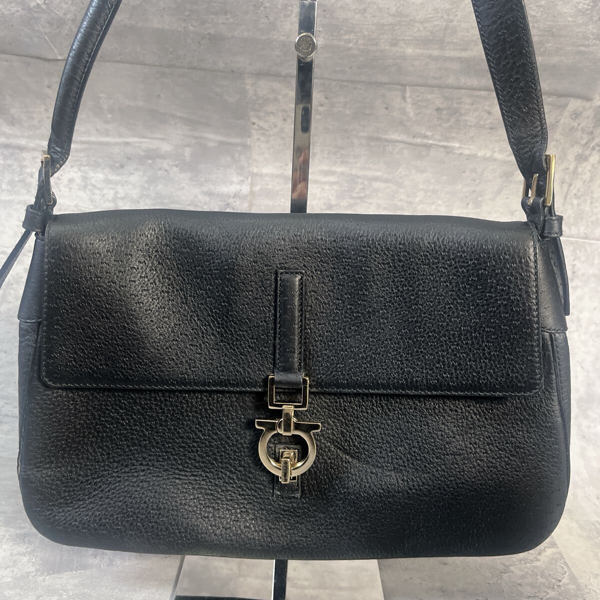 【美品】 Salvatore Ferragamo フェラガモ ガンチーニ ショルダーバッグ ワンショルダー レザー ブラック ハンドバッグ 黒拍卖