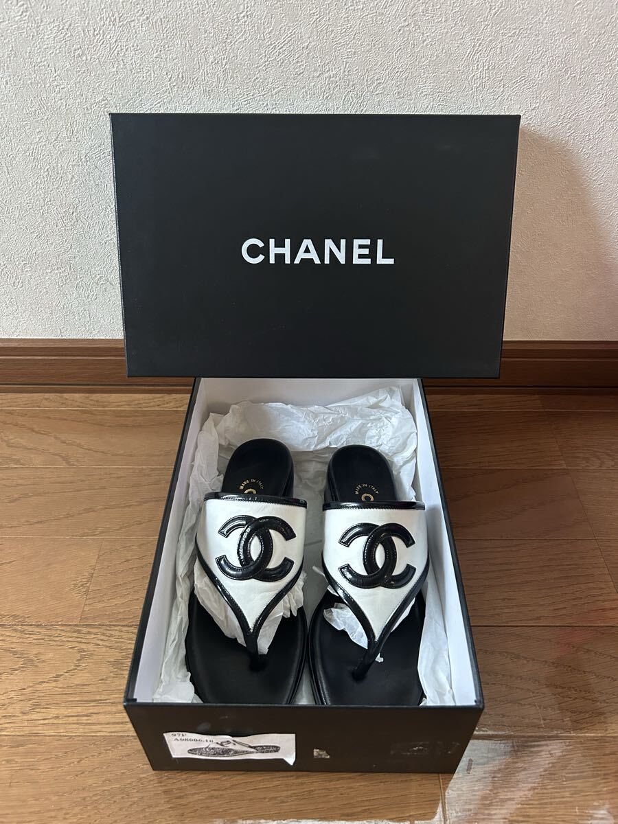 CHANEL シャネル 大きなココマークのトングサンダルです。とてもシャネル感あふれる上品なお品です。 サンダル拍卖