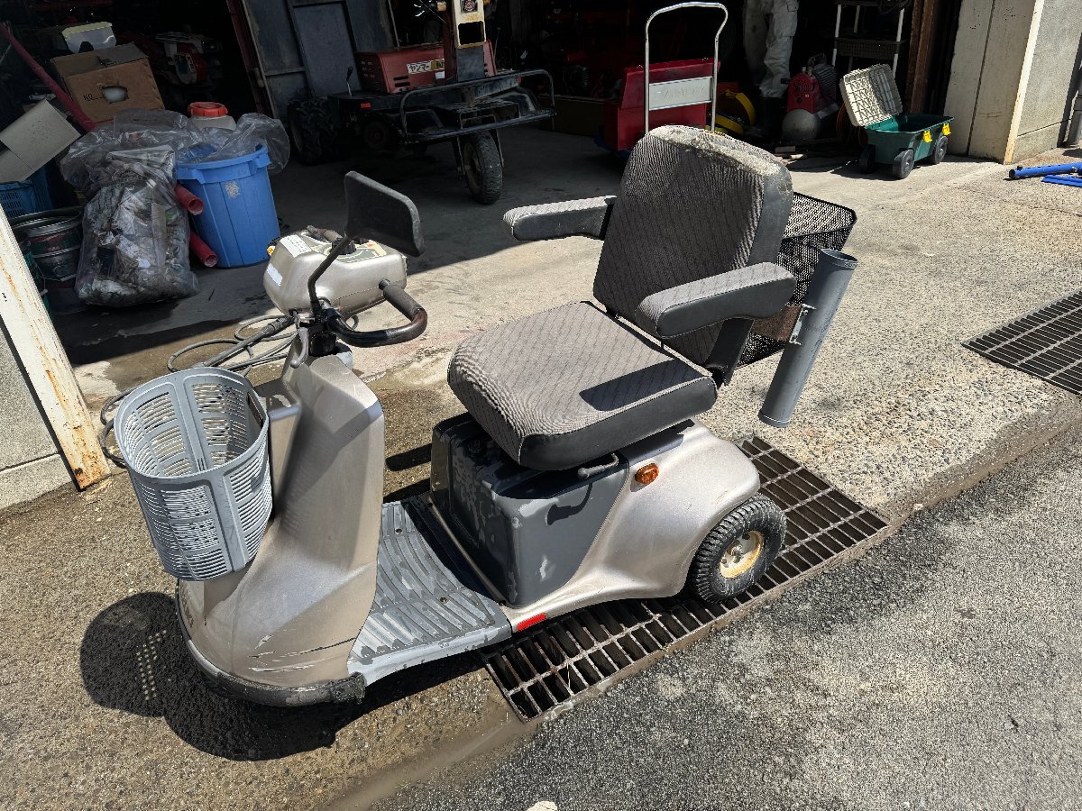 和歌山市倉庫保管☆実動 スズキ 3輪 セニアカー 100V ホーン 前進 後進 ブレーキ チェック済 シニアカー シルバーカー ユアサ バッテリー拍卖