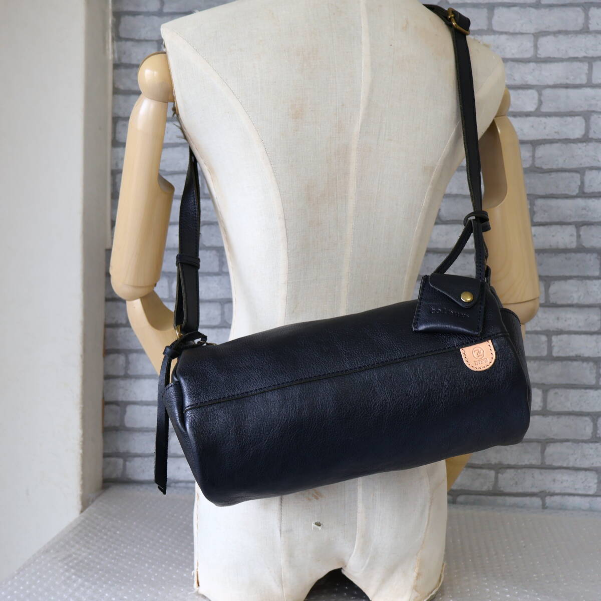 *美品*toleur/トーラ*カウレザー*ロールショルダー*バッグ*黒*11881*拍卖