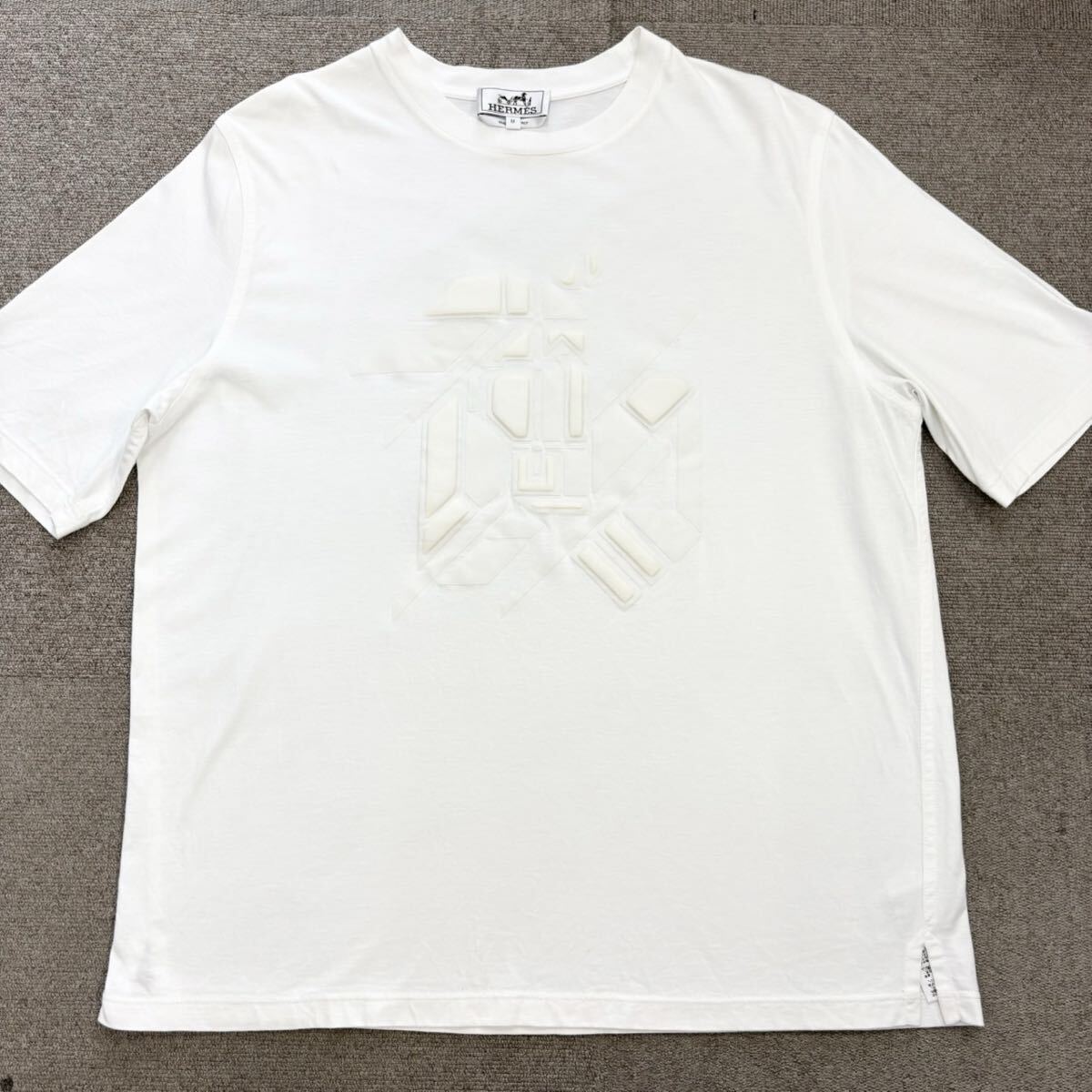 22『極美品・現行タグ』 HERMES エルメス メンズ ビッグロゴ 立体ロゴ グラフィック 半袖 Tシャツ ホワイト 白 Mサイズ拍卖