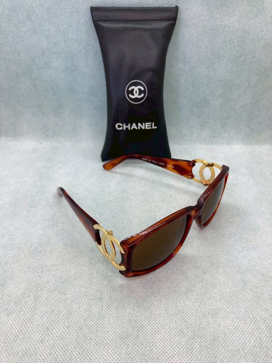 CHANEL シャネル ゴールドカラー ココマーク 付き べっ甲柄 サングラス 02461 90405 MADE IN ITALY 中古 黒バネポーチ付拍卖