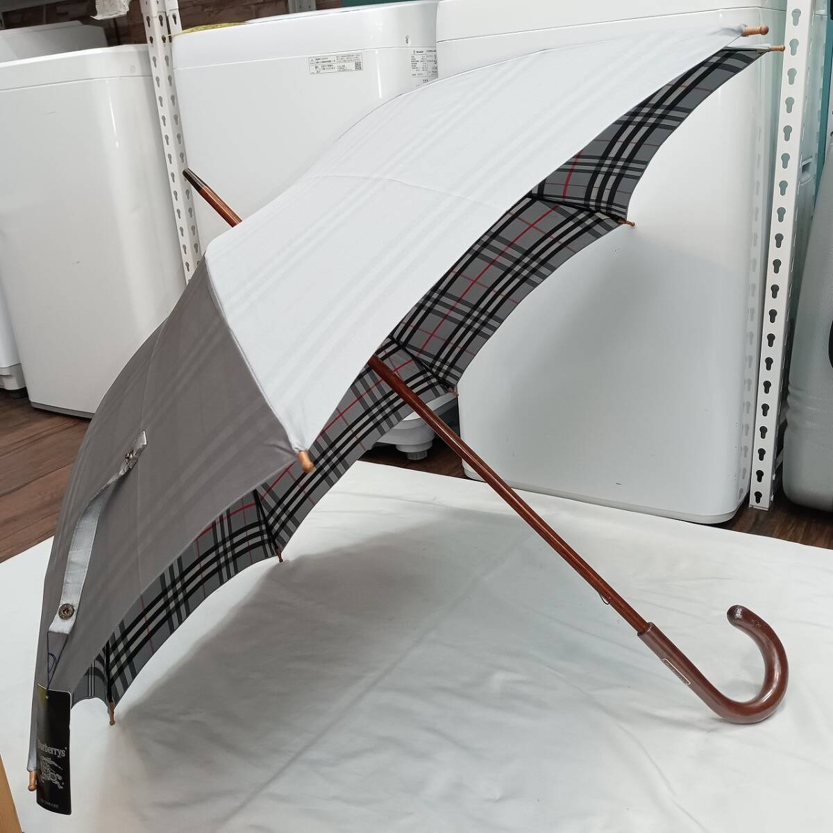 【未使用品】直径103㎝ Burberrys 傘 ノバチェック グレー 長傘 雨傘 BURBERRY バーバリー ロゴ プレート 雨具 ブランド 親骨60㎝拍卖
