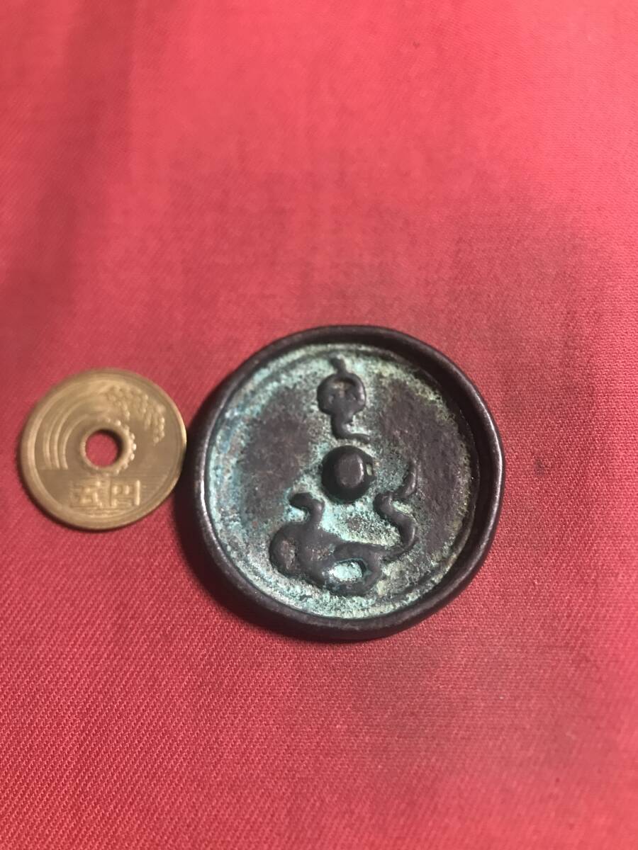 銅鏡 動物柄 蛇 ヘビ 時代物 珍しい 直径約4.3CM拍卖