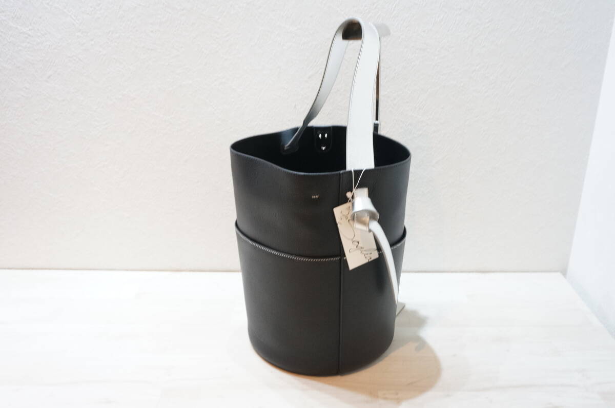 【N22.O】未使用 保管品 Soglia ソグリア バケツバッグ 牛革 ブラック×シルバー サイズ:約32.5×23㎝ ハンドバッグ 鞄 定価:23100円拍卖