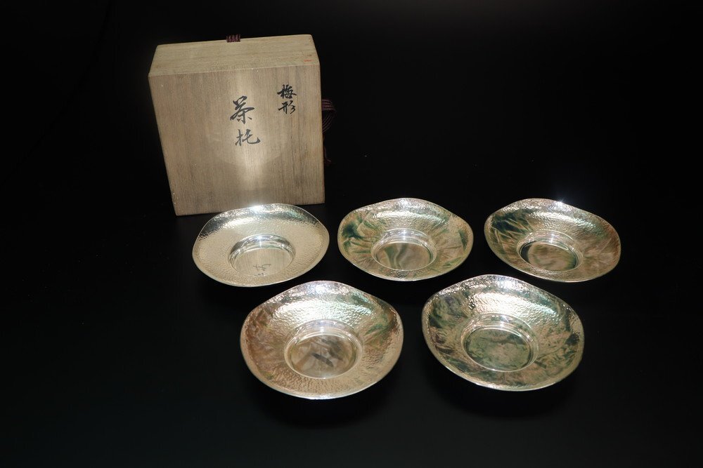 【江】宗榮堂造 純銀製 梅型茶托 総重量約390g 11㎝×11㎝×21㎝ 純銀刻印有 木箱 古美術品(茶道具茶器小皿)AX2180 CATskdj拍卖