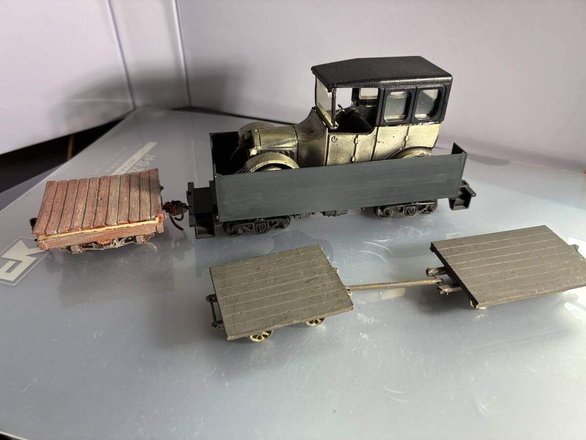 Oゲージナローの運搬車(ボギー車)。1917年型三菱A型のアンチモニーの車付き。ソフトメタルの運材社2両、米国型運材車2両拍卖