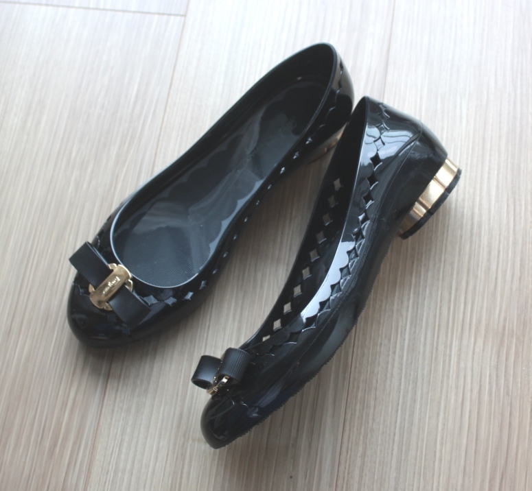 ★美品 フェラガモ Salvatore Ferragamo ラバー リボンパンプス ヴァラ フラット ブラック(黒)サイズ6♪拍卖