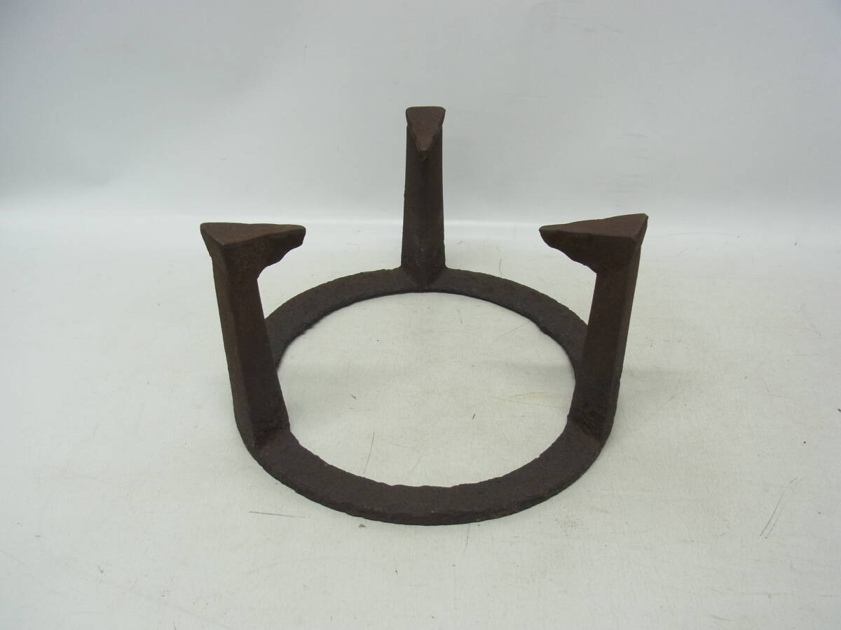 A☆鉄製 五徳 大きめ 直径約24.5cm 高さ約14.3cm 重さ約2.25kg 三ツ爪五徳 茶道具 風炉 囲炉裏 三ツ爪 瓶掛 鉄器 古道具 現状 80拍卖