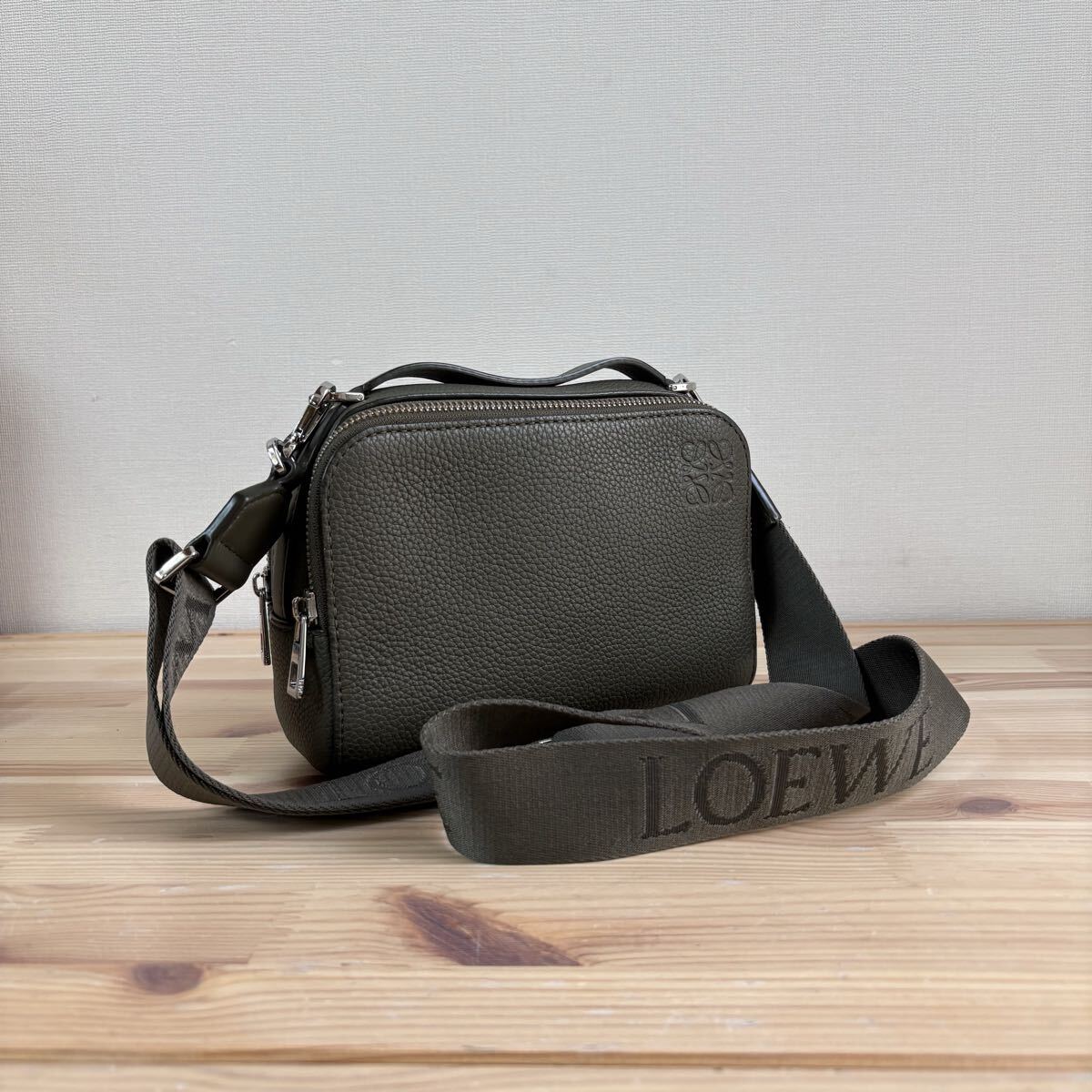 LOEWE ロエベ クロスボディ カメラバッグ ショルダーバッグ カーキ色拍卖
