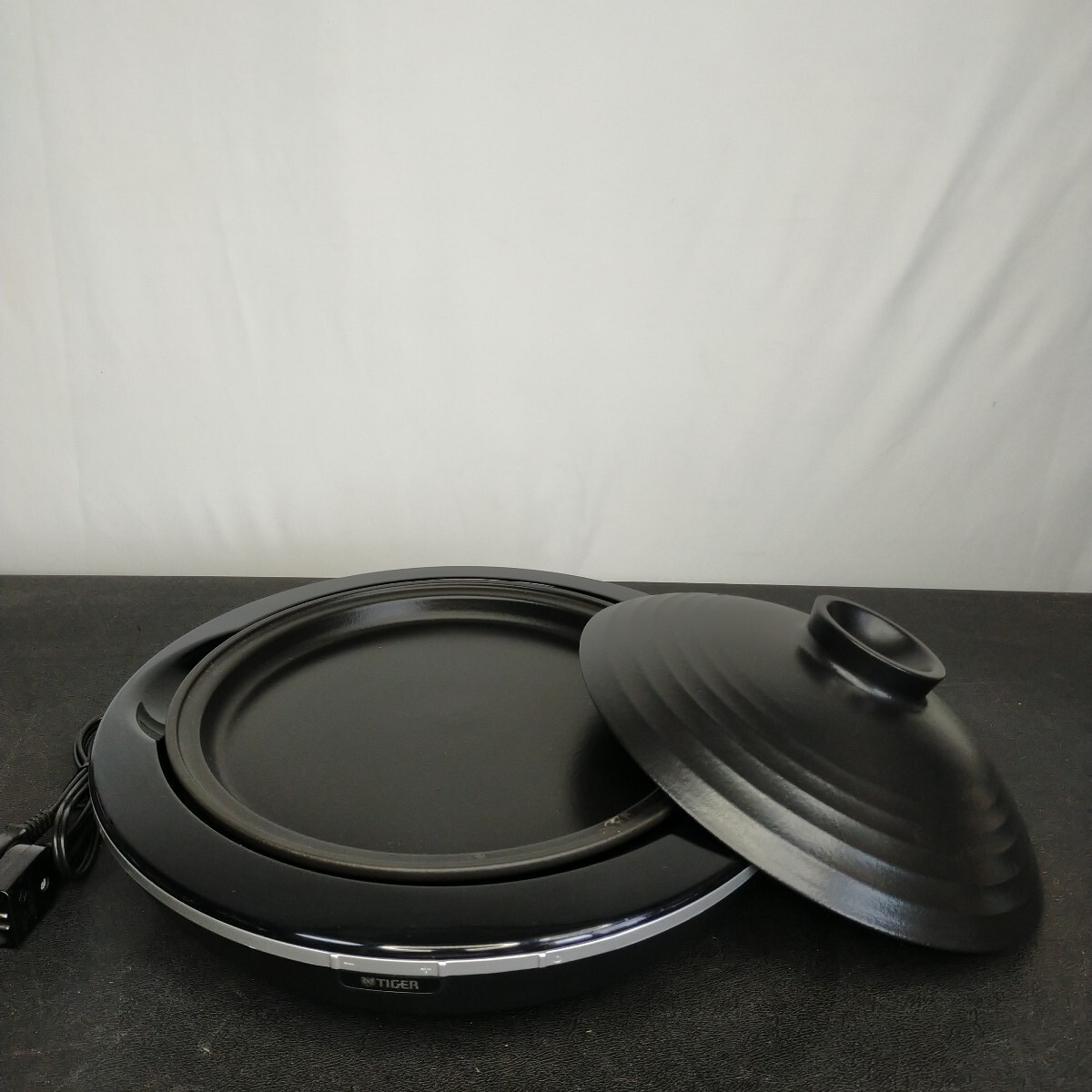 TIGER タイガーIH 陶板焼き器 CRX-A100 陶板プレート付き 本体サイズ:幅363X奥行36.3X16.2cm 定格消費電力:700W 作動品拍卖