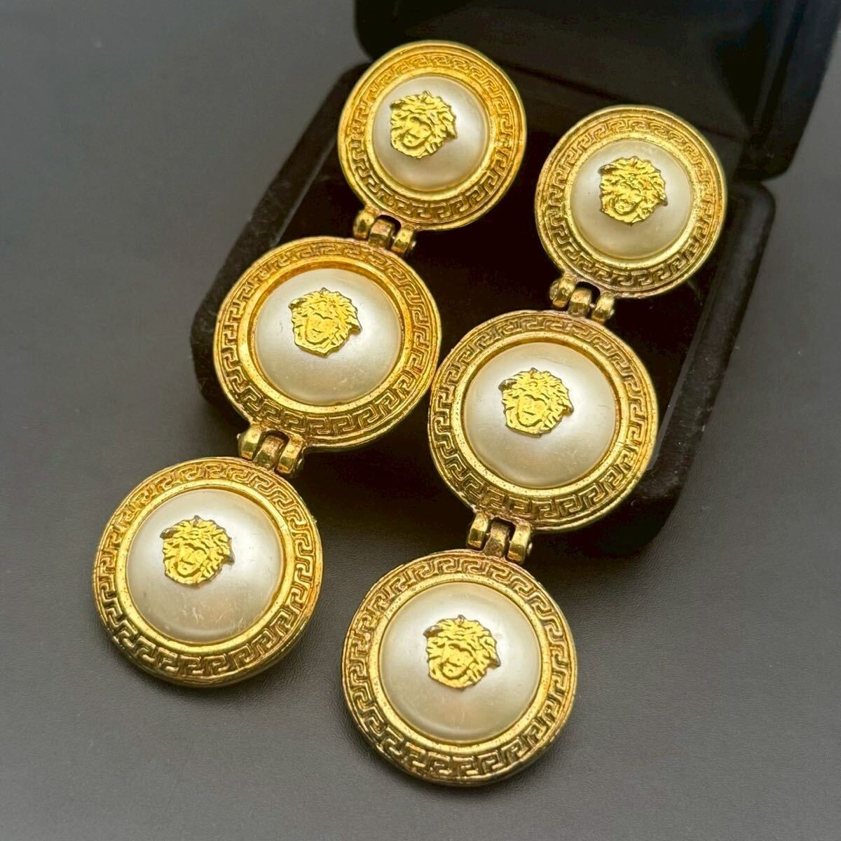 【超希少・超大ぶり】Gianni Versace ジャンニ ヴェルサーチ イヤリング メデューサ グレカ 3連 パール ゴールド コスチュームジュエリー拍卖