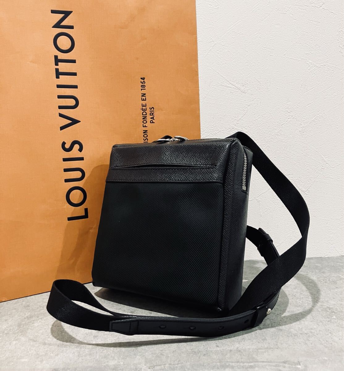 LOUIS VUITTON ● 新品 未使用 展示品 ルイヴィトン タイガ サヤン ショルダーバッグ レザー バッグ 斜め掛け バック拍卖