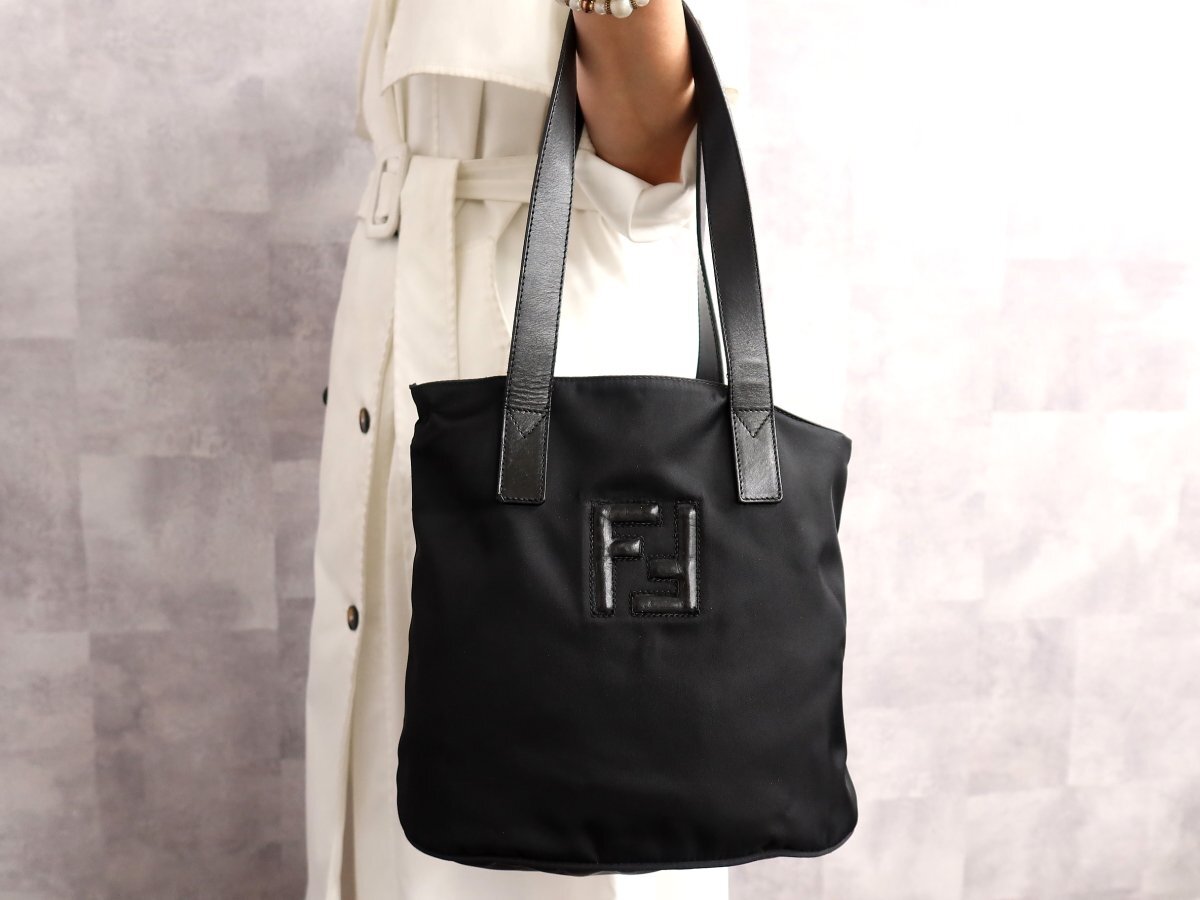 ●超美品●FENDI フェンディ●ナイロン カーフ レザー 本革●トート バッグ●黒●ゴールド シルバー金具●腕掛け●収納 かばん●Js68068拍卖