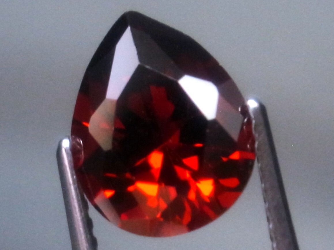 4.30ct 8x10㎜ 新品・レッドガーネットカラー ペアシェイプカット キュービックジルコニア 人の手が一切触れていない完全未使用新品拍卖