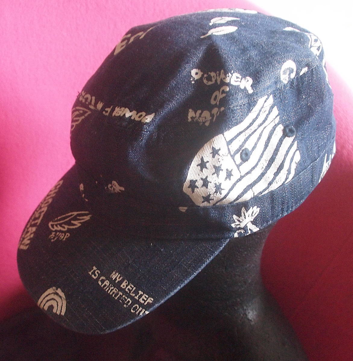 紺色のデニム地におしゃれにデザインを施したCAP(キャップ)!!浅めの被りの帽子ですよ♪大人FREE(56.5-59.5cm)スナップバック♪拍卖