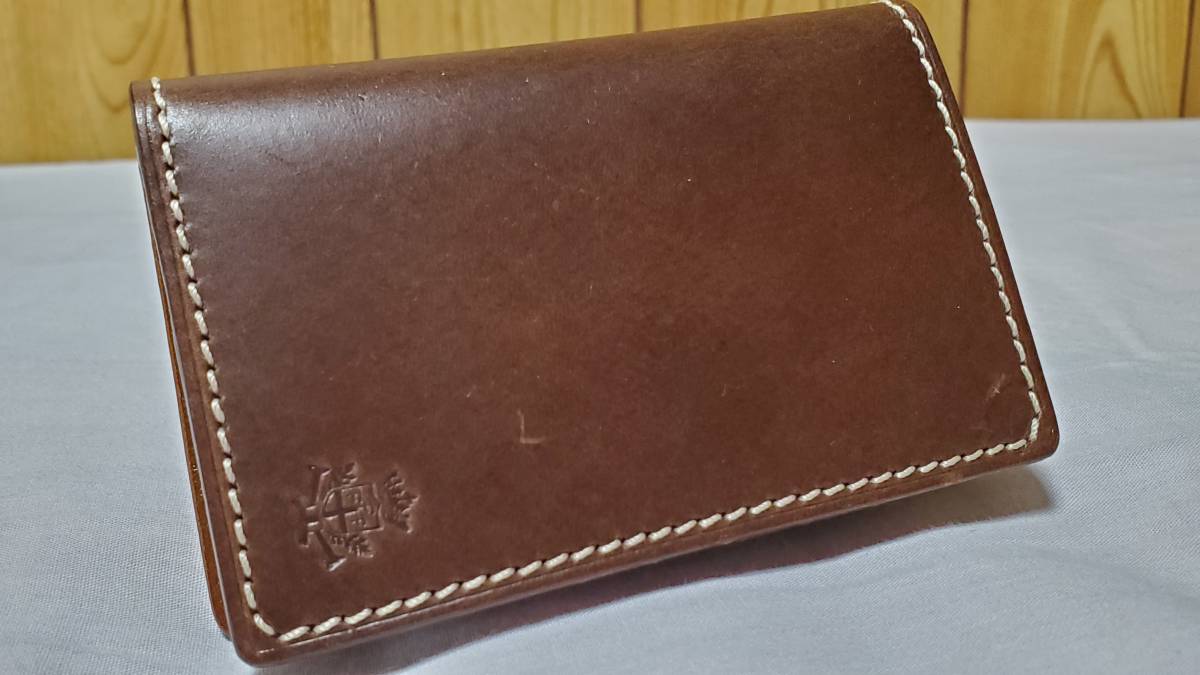 正規 新古 F.CLIO エフクリオ エンブレムロゴ クレスト カードケース 茶 ブラウンレザー×白刺繍 パスケース 名刺入れ ビジネス○男女兼用拍卖