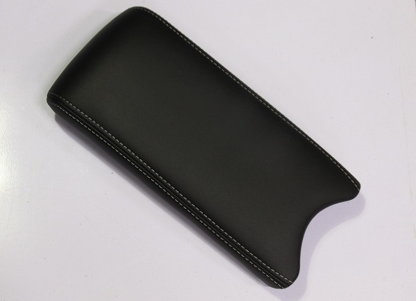 30系プリウス 新品 純正レザーコンソールパッド ブラック 後期拍卖