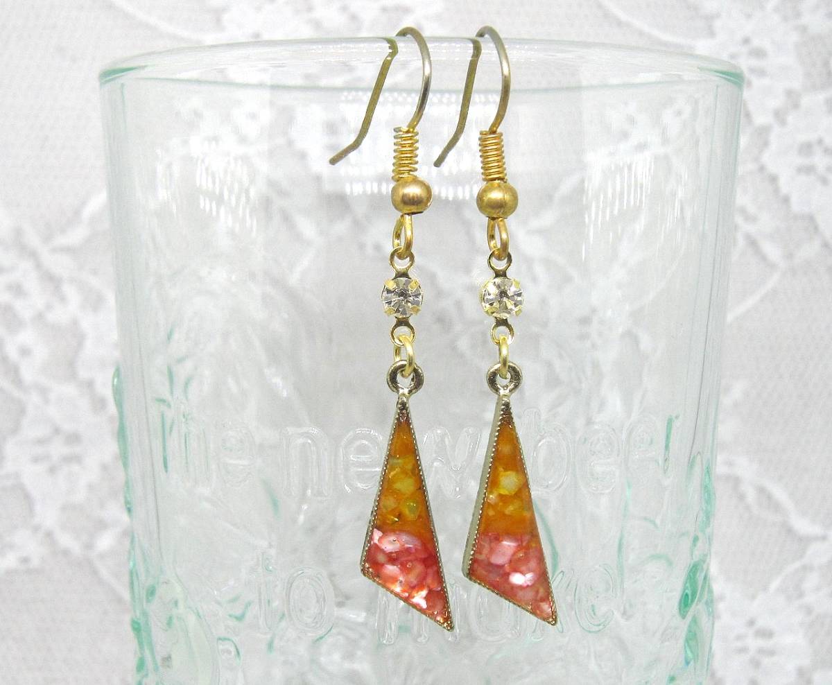 ★レジン トライアングルとビジューのピアス イヤリング サーモンピンク×オレンジ シェル キラキラ バイカラー 2色拍卖