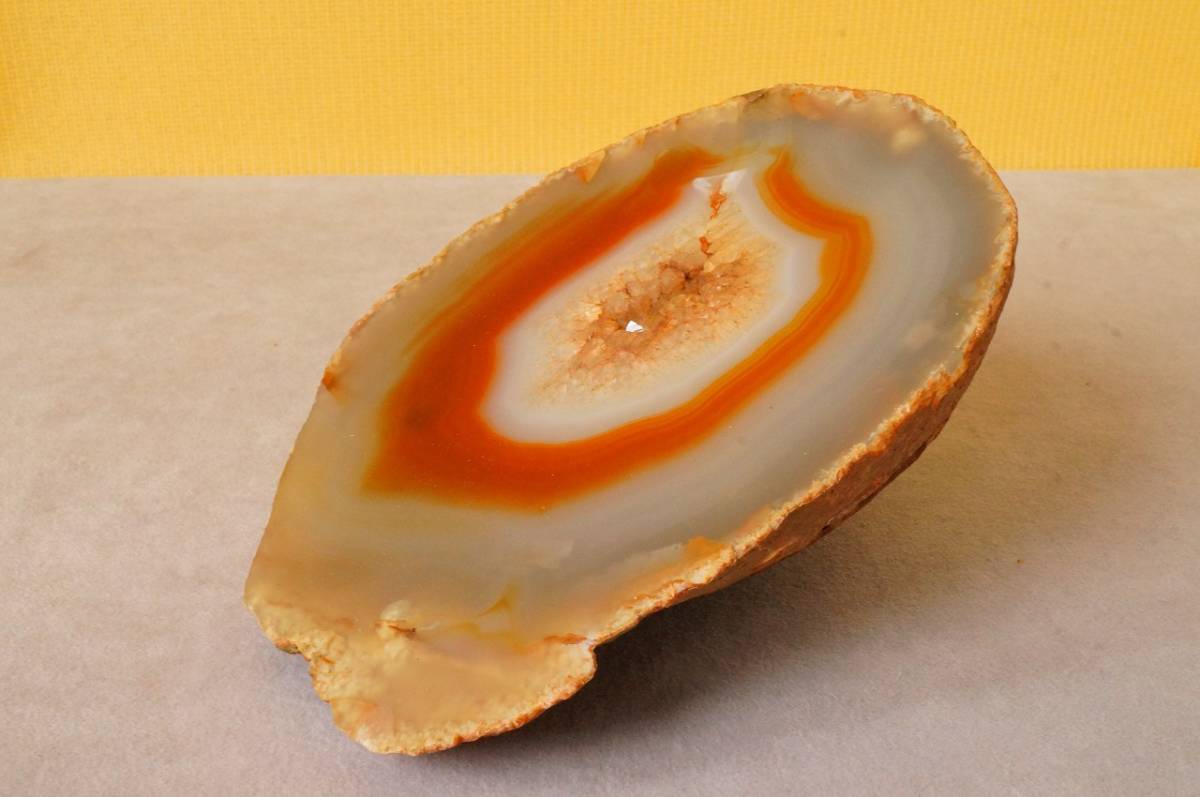 希少!昔の在庫!縞模様が綺麗な上質ブラジル産瑪瑙・メノウ・めのう・メノー【表面研磨原石】1353g拍卖