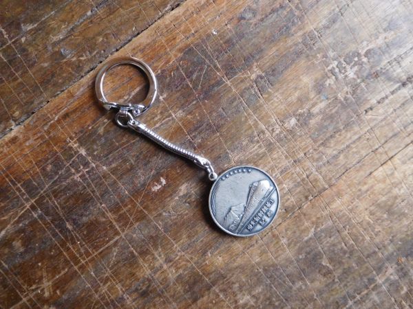 昭和レトロ 東北新幹線着工記念 東北銀行 キーホルダー 交通栄誉章 徽章 バッジ 緑十字 銅章 交通安全協会 4x4cm拍卖