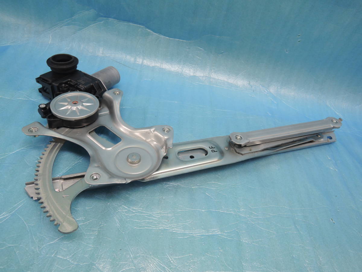 ・ DAA-ZVW51 プリウス Aプレミアム ツーリングセレクション 2058 km 純正 右フロント パワー ウインドウ レギュレーターモーター T-0532拍卖