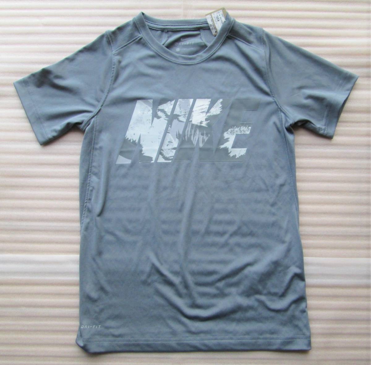 送料込み!即決!【新品タグ付】NIKE ナイキ 150サイズ ◆ ドライ機能Tシャツ 吸汗速乾 グレー色 デカロゴ おしゃれ!送料230円OK!拍卖