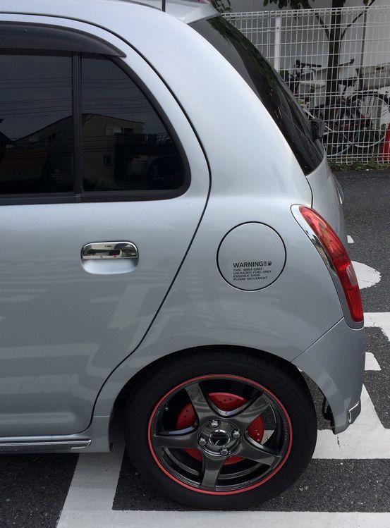 ダイハツ ミラジーノ 取付例あり 廉価版ローターディスクブレーキ風カラードラムブレーキカバー表面フラット ドリルド向き左右対称タイプ拍卖