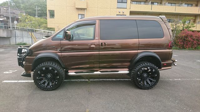 三菱 デリカ 取り付け例あり V6エンブレムtype3 3Dタイプフロントリアフェンダーに拍卖