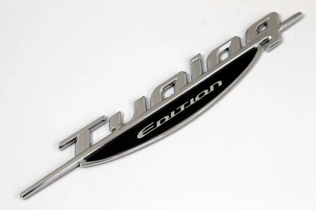 ラグジュアリーTUNING EDITIONエンブレム 高級感抜群 ベンツ風 メルセデス クロムメッキ フェンダー リア トランク サイド 車 チューニング拍卖