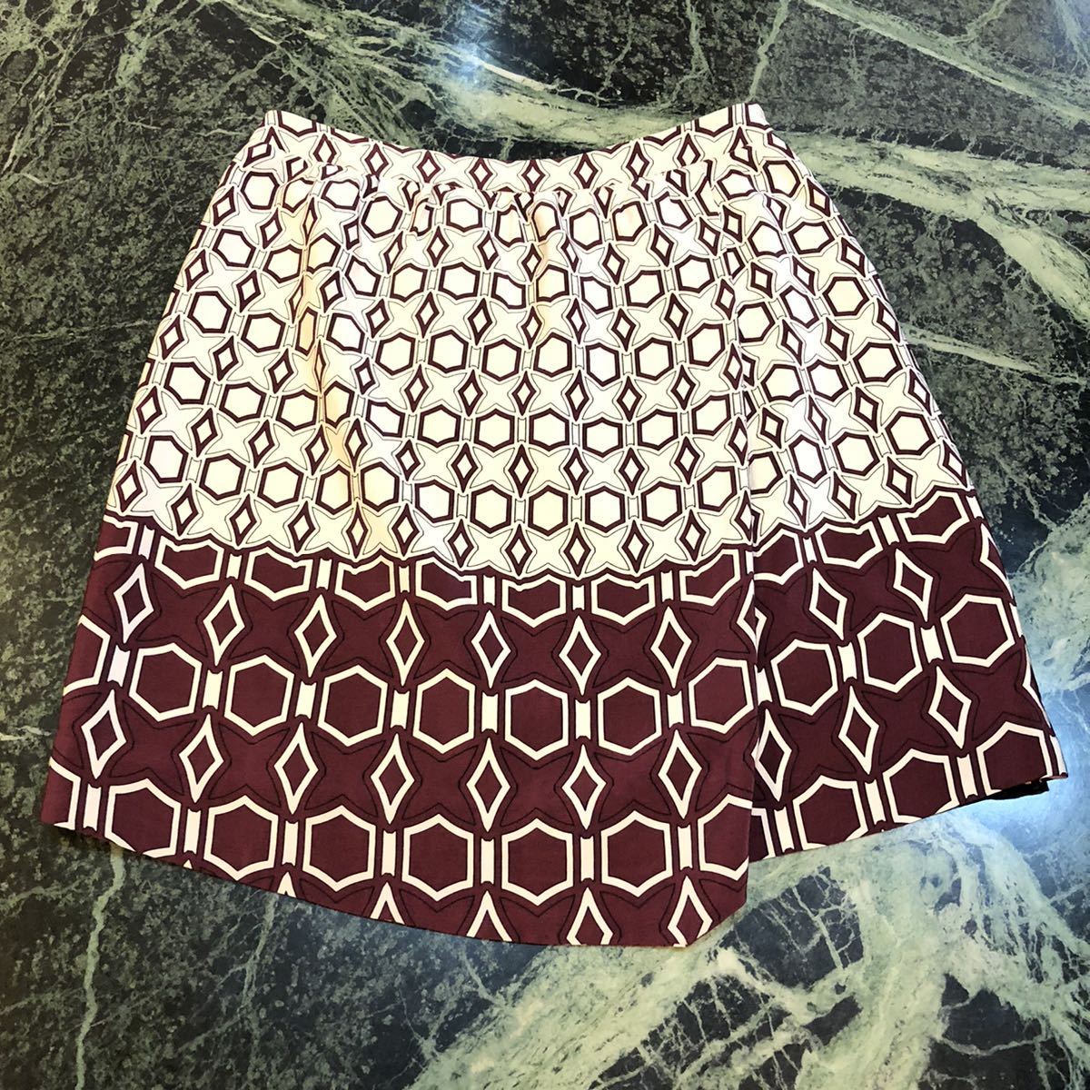 【美品】tibi★ティビ アシンメトリーデザインスカート シルクスカート 0サイズ Sサイズ相当 総柄 絹100% ミニスカート ボルドー拍卖