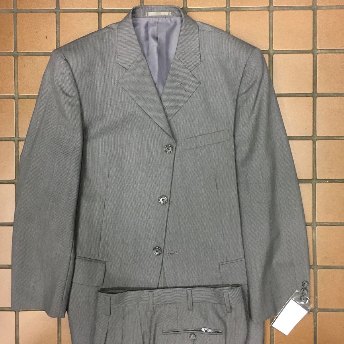 新品 未使用 激安 タグ付き シングルスーツ上下セット サイズA6 グレーピンストライプ サイドベンツ サラサラ生地 2タック あ拍卖
