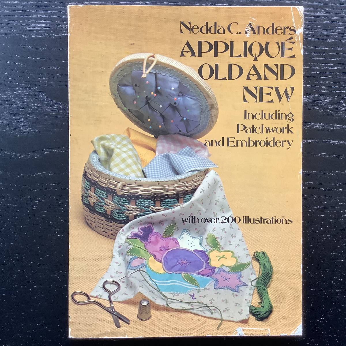 手芸本■ARTBOOK_OUTLET■O9-131★送料無料 洋書 古書 アップリケ オールド&ニュー パッチワーク 刺繍 200以上の図版 Applique Old and New拍卖