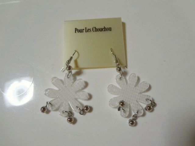 新品 伊勢丹購入 Pour Les Chouchou マーガレット形 フック式ピアス 白拍卖