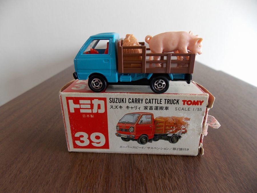 *387 トミカ 赤箱ジャパン物 スズキ キャリー 家畜運搬車 本体程度よいです 豚ちゃん2頭います!! 透明ケース付き拍卖