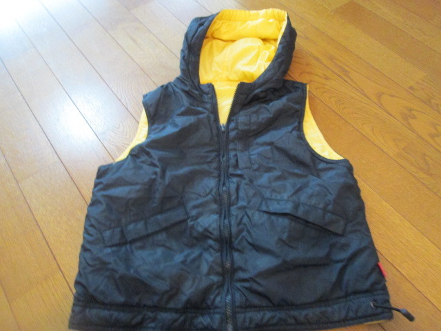 120 UNIQLO 黒裏黄色の中綿 フード付きベスト拍卖