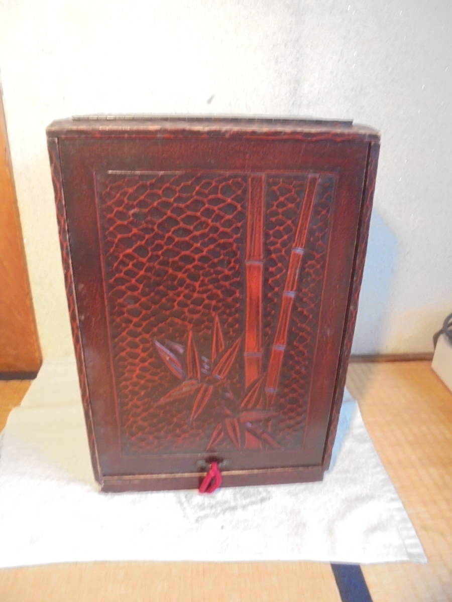 レトロ 木製 鎌倉彫-鏡付き物入/鏡台抽斗小物入れ/化粧道具・裁縫道具・髪結道具/内部上段抽斗は紛失か?orこういうものなのか不明拍卖