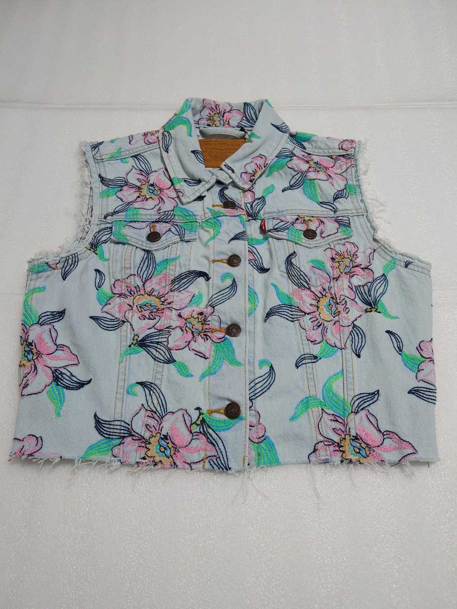 新品 デニムベスト 大人 クール Levi's リーバイス クロップベスト レディース M デニム ベスト レア 貴重 希少 モデル 花柄拍卖