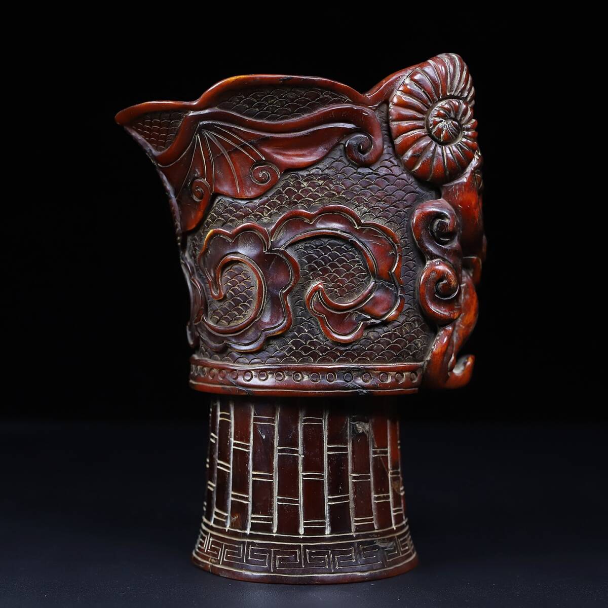 旧蔵 牛角製 羊首蝙蝠彫刻爵杯 福徳招来 吉祥文様 手彫り 古美術品 酒器 置物兼用 伝統工芸品 JE0609拍卖