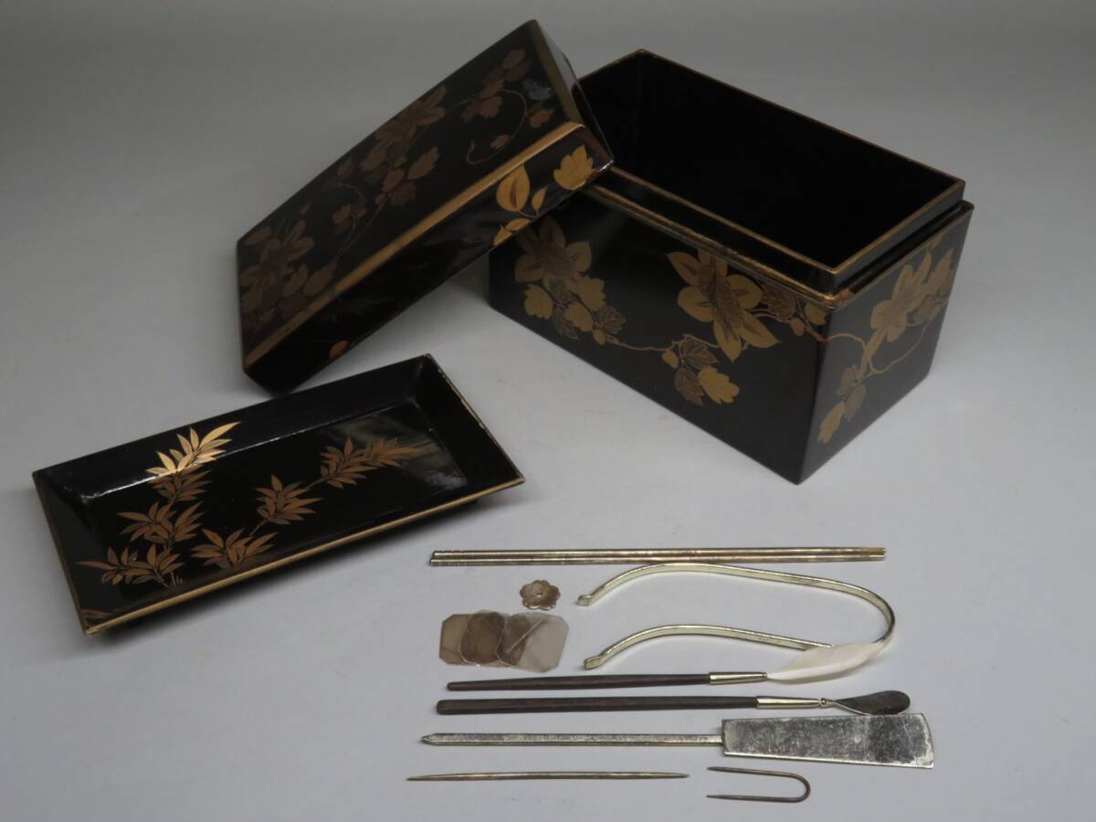 香道家の蔵出し◆ 明治期 花草文蒔絵 【香箱 (名香盆/火道具)】 香道具◆ /志野流/御家流/御用達lot:61539拍卖