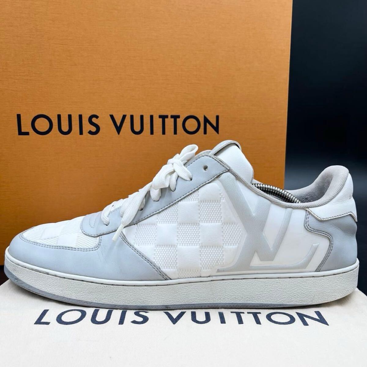 1円 【23年製/美品】 LOUIS VUITTON ルイヴィトン リヴォリライン ダミエ エンボス LVロゴ レザー メンズ スニーカー 靴 シューズ 28cm相当拍卖