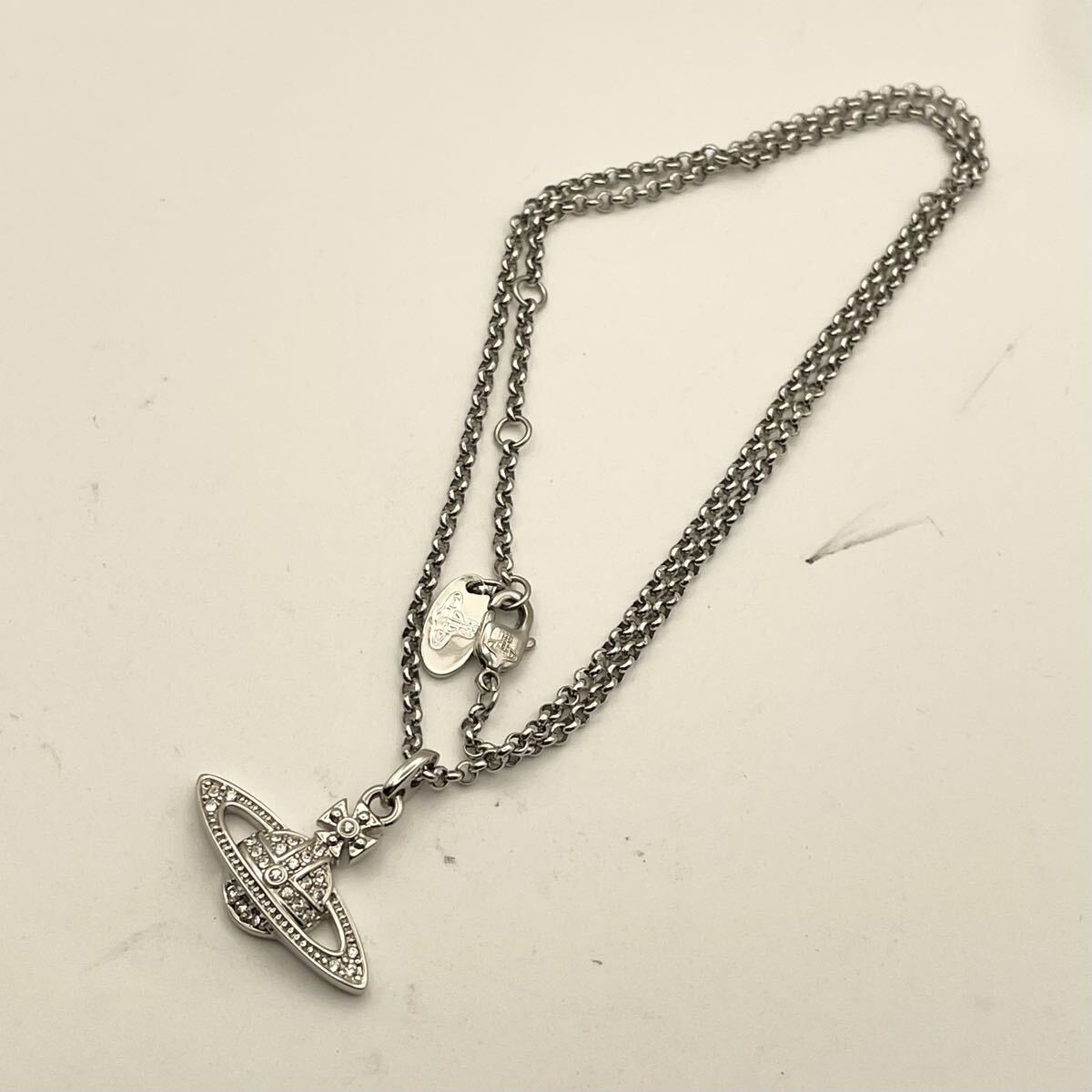 (a481) Vivienne Westwood ヴィヴィアンウエストウッド オーブ ペンダント ラインストーン ネックレス シルバーカラー拍卖